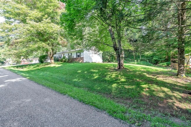 Building Photo - $2200 — 4 bedroom 2 bath House Student and...