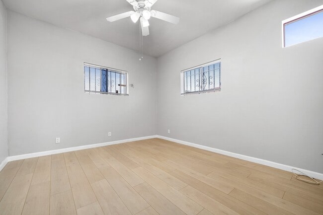 Building Photo - 2034 Eastlake Ave