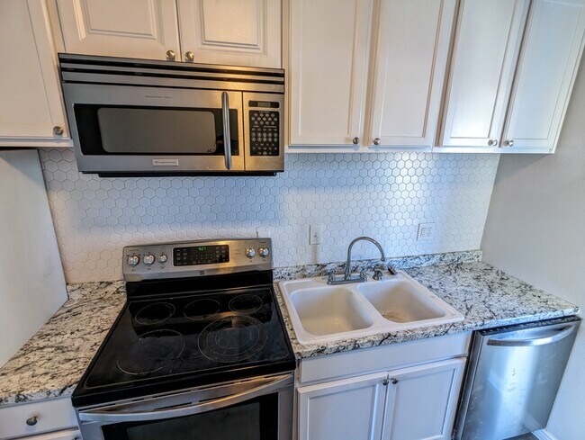 Building Photo - 6631 Julian St