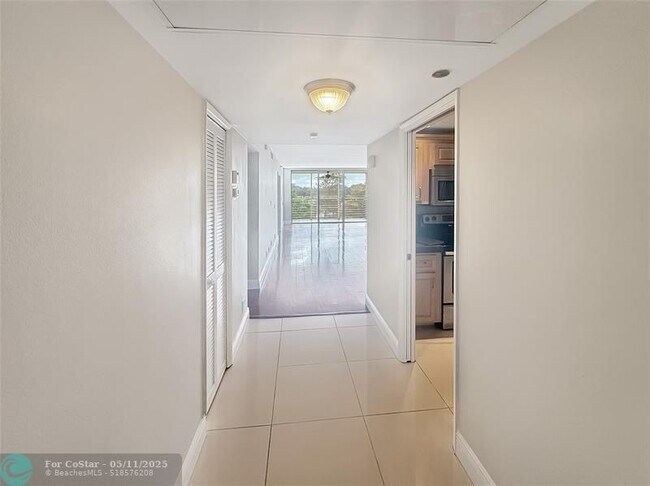 Building Photo - 3520 Oaks Way