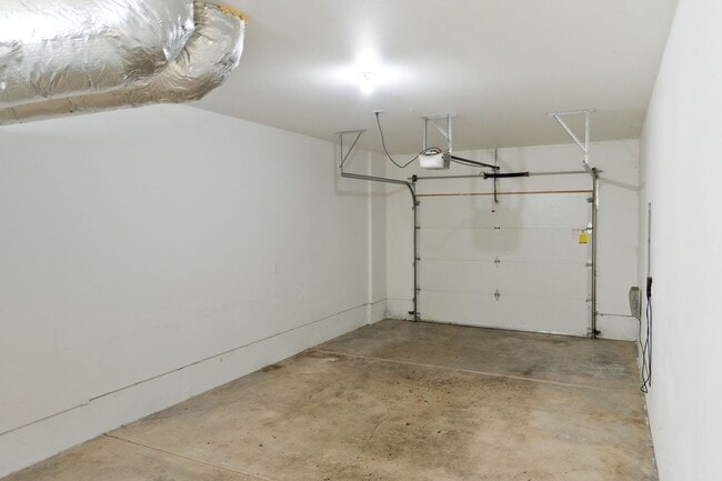 Building Photo - MOVE IN SPECIAL: HALF OFF FIRST MONTH'S RE...