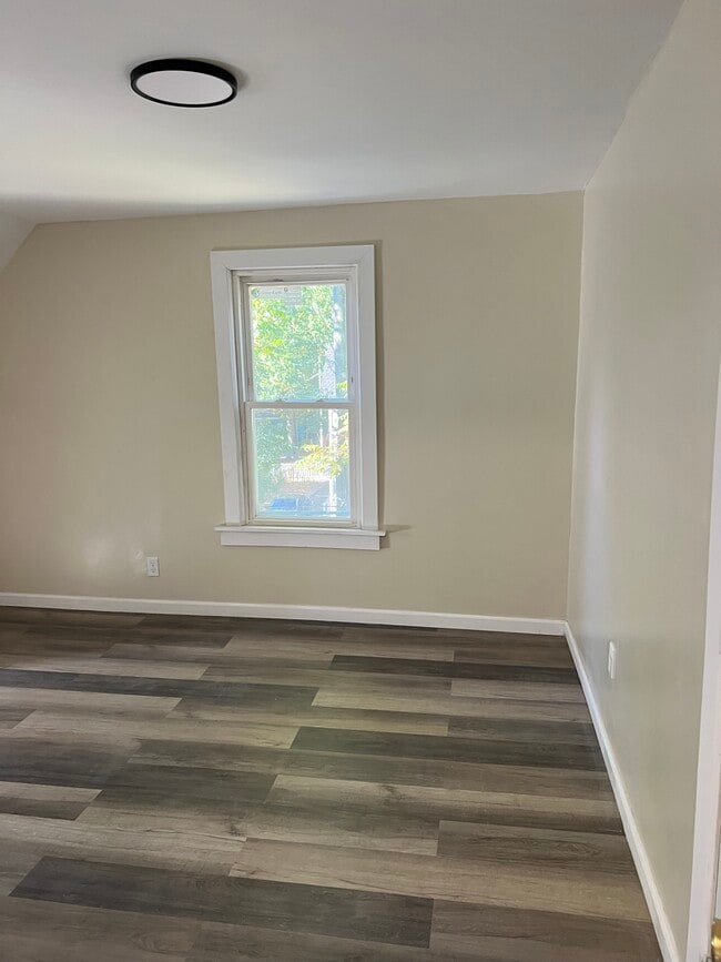 Building Photo - 136 Bowles St