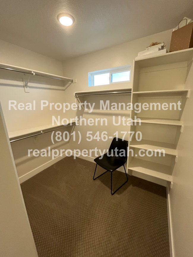 Building Photo - 3 Bedroom 2.5 Baths End Unit Townhome Avai...