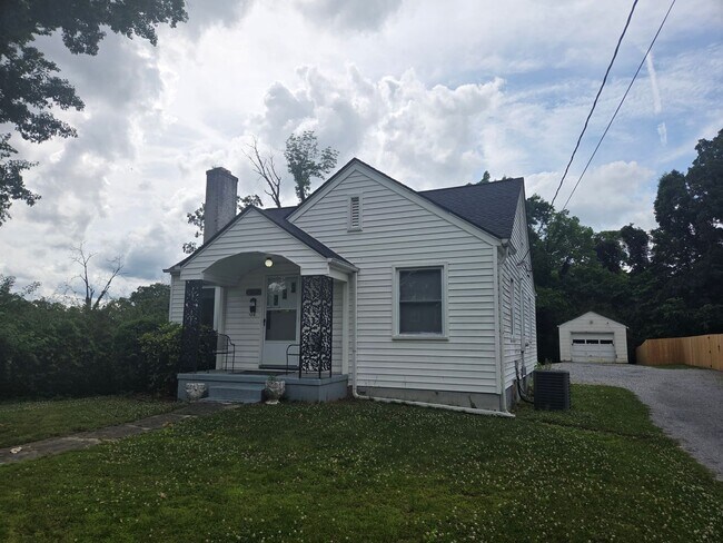 Building Photo - 2 Bdrm/ 1 Bath Cottage w/hardwood floors Kingsport, TN