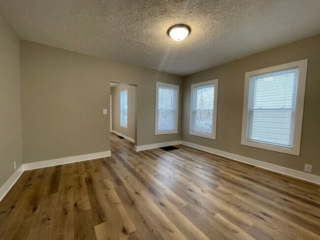Building Photo - Nicely updated- Four Bedroom Home on the NE side of Grand Rapids!