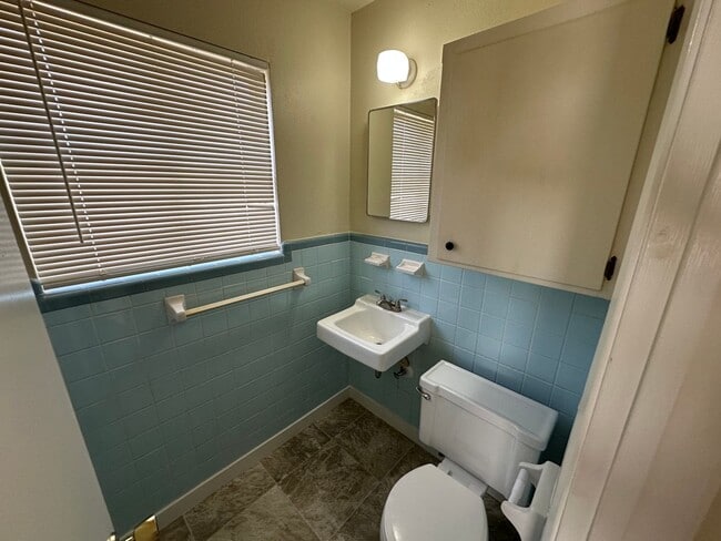 Building Photo - 511 Louise St