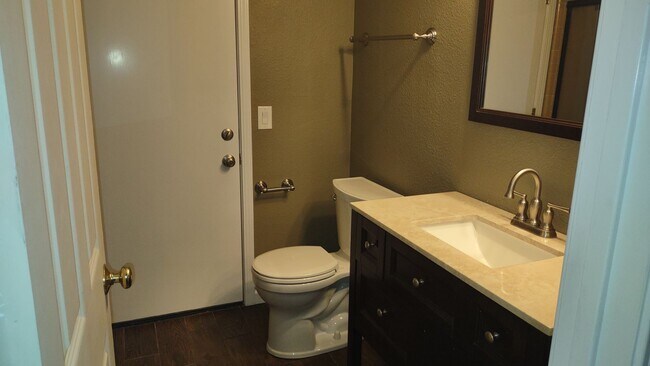 Building Photo - 1617 Oakview Dr