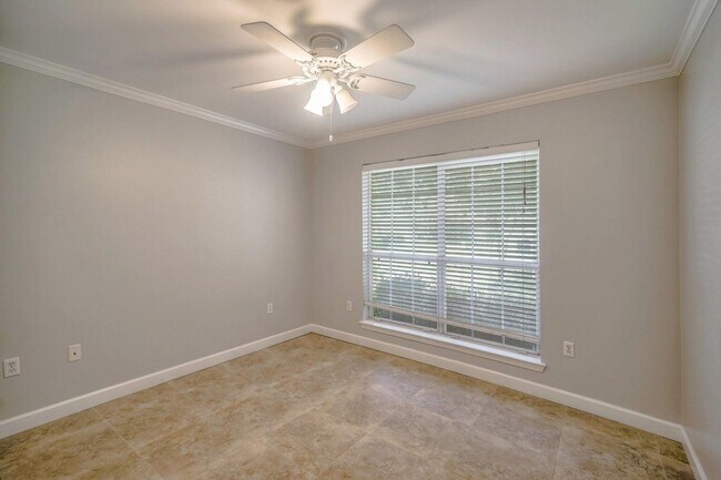 Building Photo - 349 Louise Cir