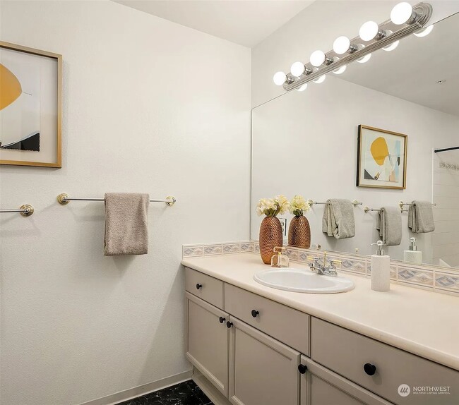 Building Photo - Beautiful Capitol Hill Condo - Utilities a...