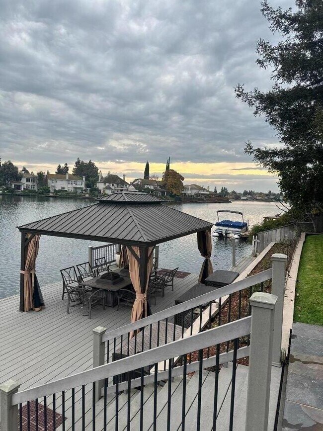 Building Photo - 4824 Longcove Dr