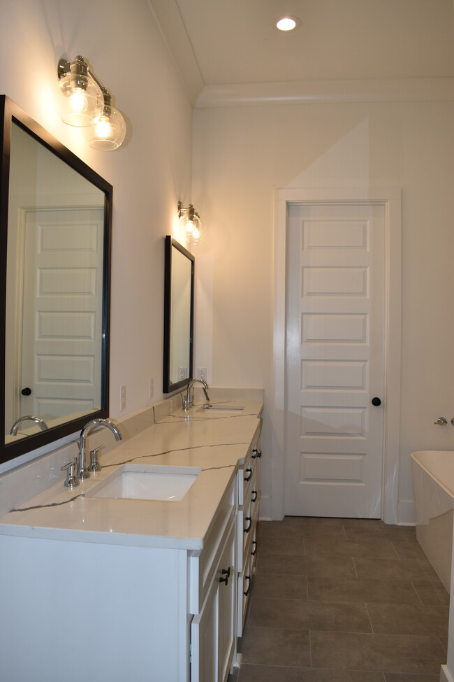 Building Photo - 3305 Pointe-Marie Dr