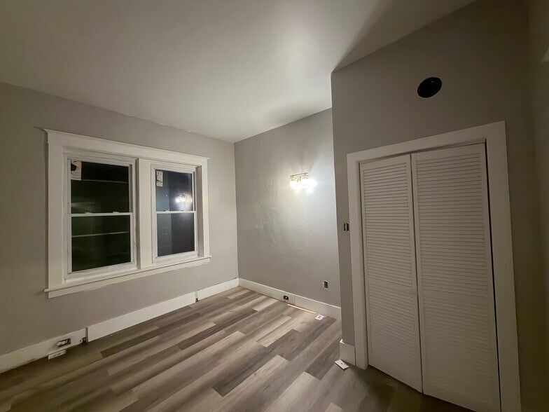 Building Photo - 907 Chartiers Ave