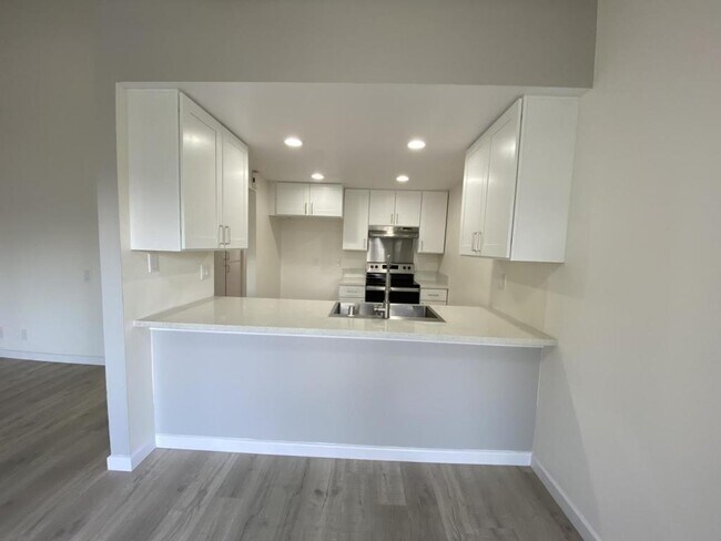 Building Photo - 160 N Richmont #D
