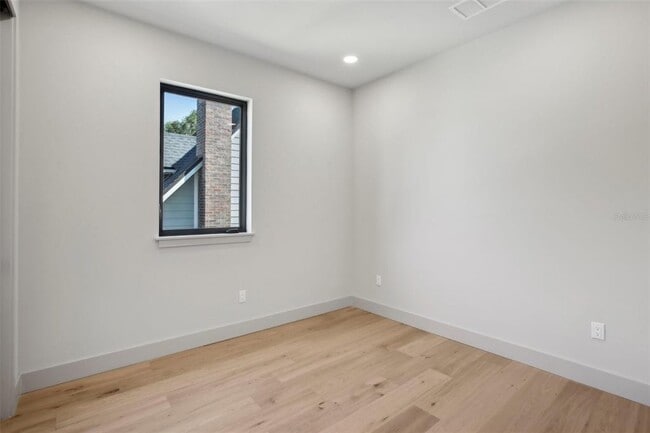 Building Photo - 1412 S Moody Ave