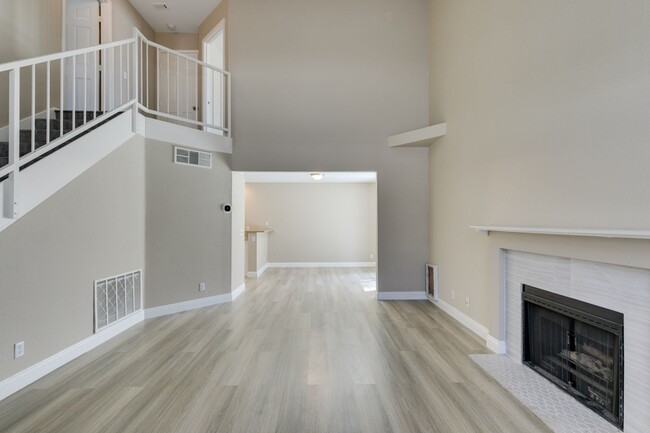 Building Photo - Charming 2-bedroom townhome in Green Valley!