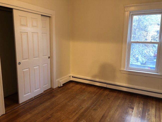 Building Photo - 1st Floor Updated 3 BR Quiet Area Near Bla...