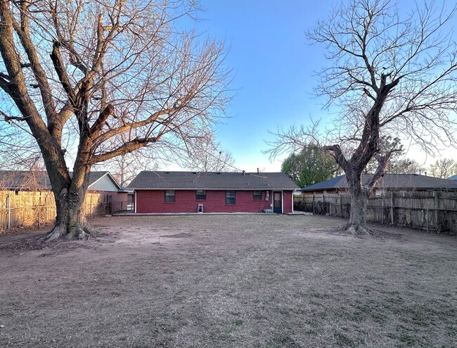 Building Photo - 3-bed 1-bath 1-car Single Family near