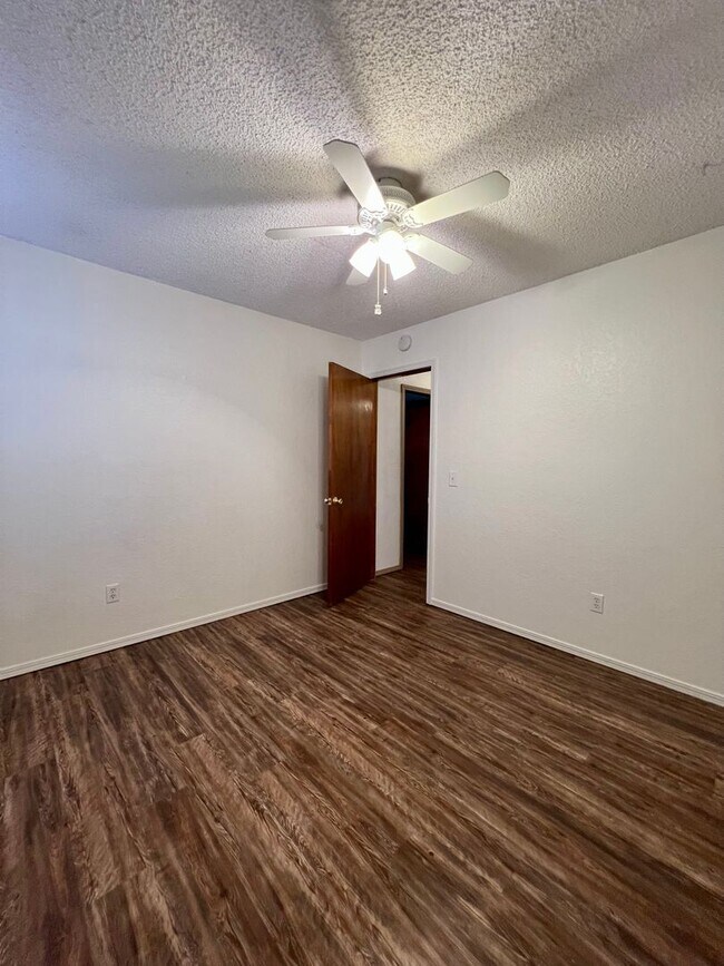 Building Photo - Spacious Home in Yukon- 3 bed, 2 ba, plus office space with built-in's