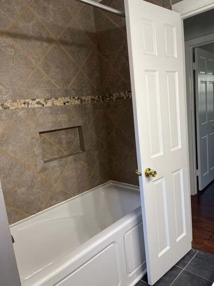 Building Photo - 2305 Linwood Ln