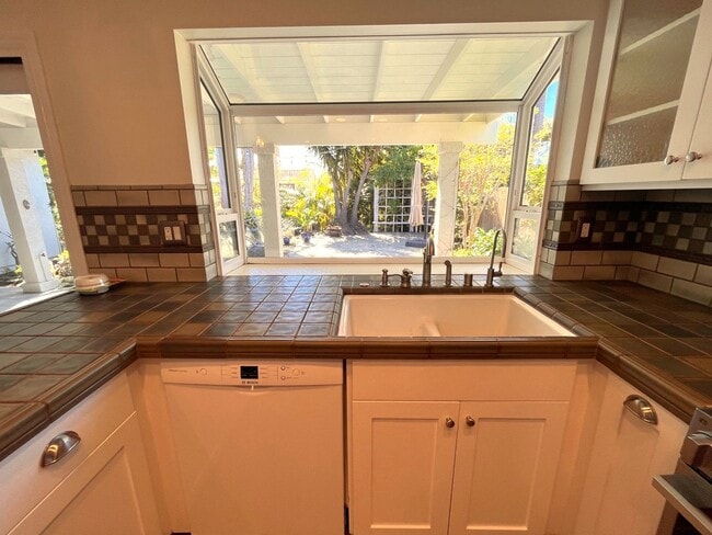 Building Photo - Most Charming Home in La Costa