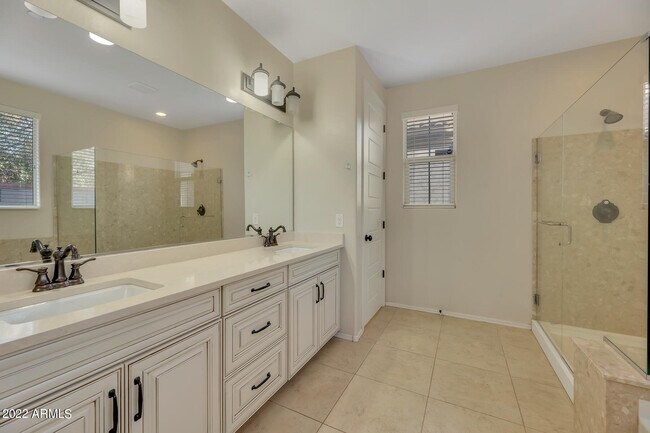 Building Photo - 4625 E Beck Ln