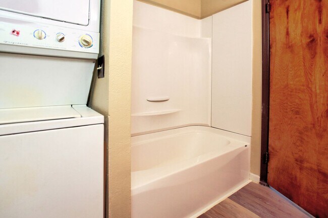 Building Photo - Holland Northside Two Bedroom