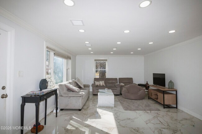 Building Photo - 295 Roosevelt Ave