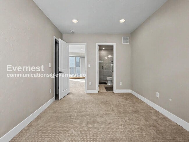 Building Photo - 3 Bed, 3.5 Bath Townhouse with Garage