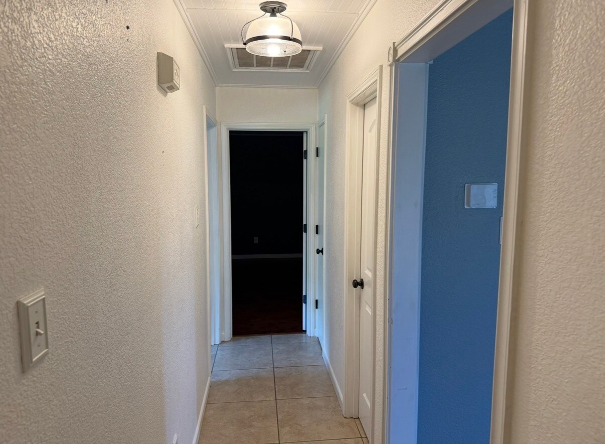 Building Photo - 6301 Glen Knoll Dr