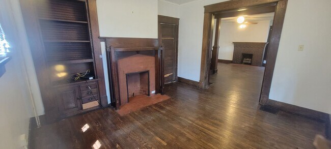 Building Photo - 5 Bedroom House - Walking distance from Central Campus