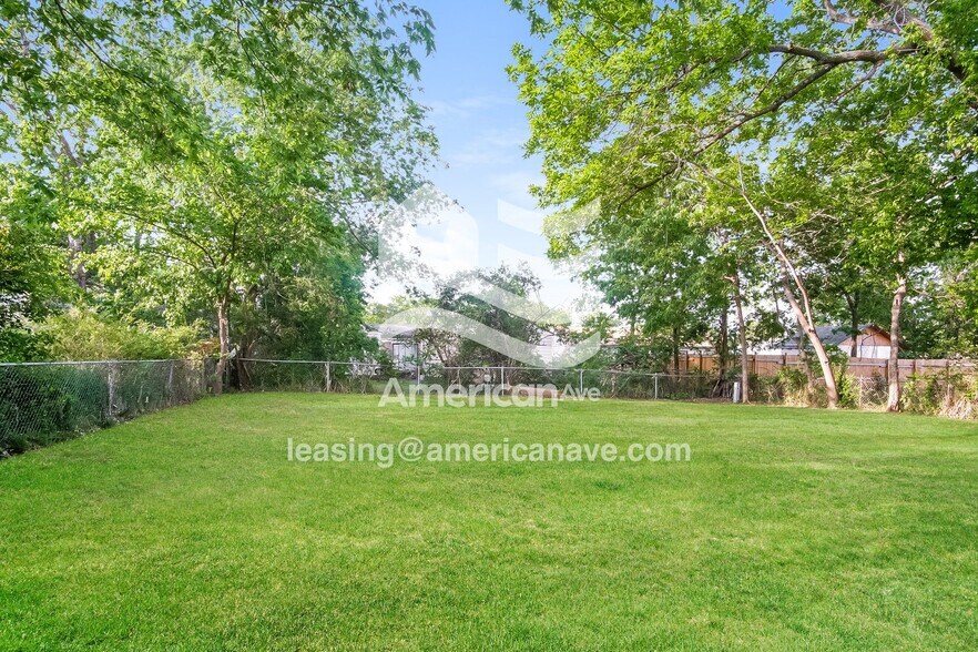 Building Photo - 9 E 49th Pl N