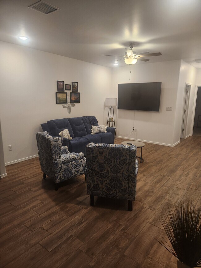 Building Photo - 3098 Gladstone St