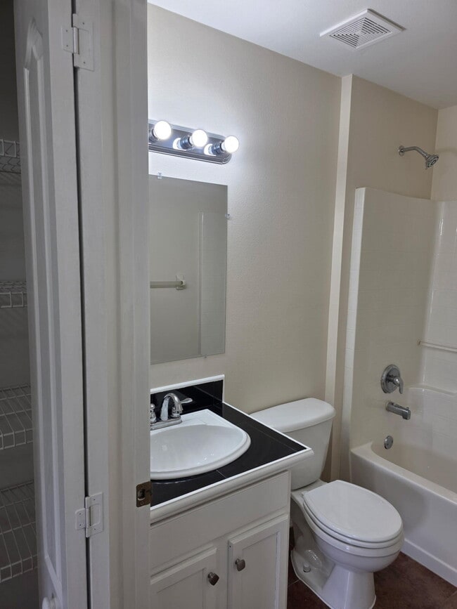 Building Photo - 6 Rymm Pl