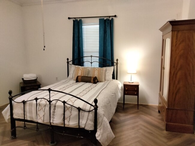 Building Photo - Totally Remodeled 2 Bedroom 1 Bath House-F...