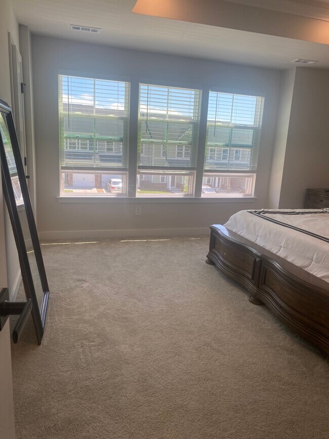 Primary bedroom - 211 Pryor Dr