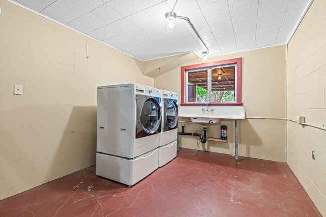 Building Photo - 970 Elkader St