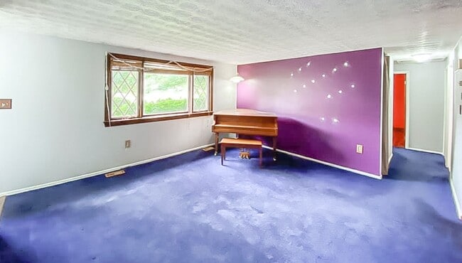 Building Photo - Charming 2-Level, 3 Bedroom 2 Bathroom Hom...