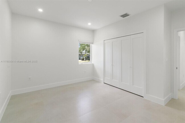 Building Photo - 4765 SW 87th Ct
