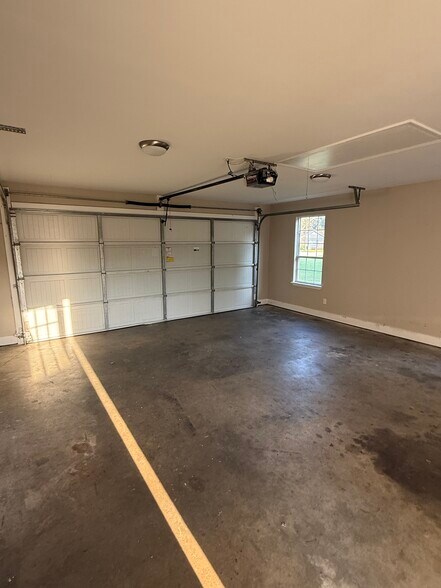 Building Photo - 116 E Pointe Cir