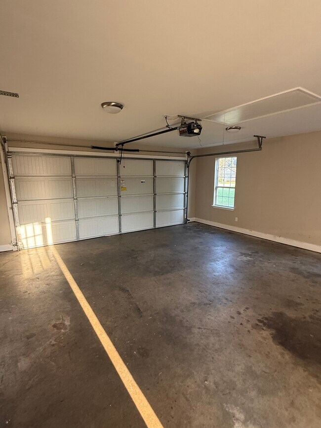 Building Photo - 116 E Pointe Cir