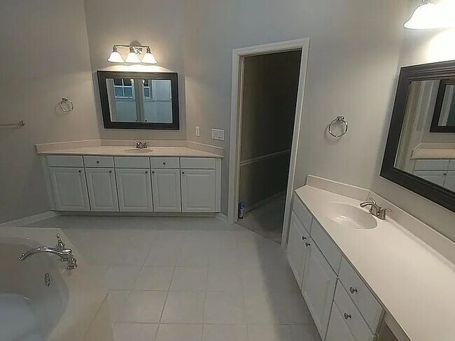 Building Photo - Spacious Luxury Pool Home | 4BR + Office + 3-Car Garage