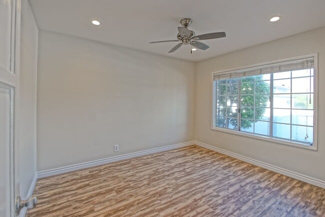 Building Photo - CHARMING & AIRY HOME W/ SPACIOUS FENCED YARD & LARGE 2-CAR GARAGE CLOSE TO SCHOOLS, SHOPPING & MI...