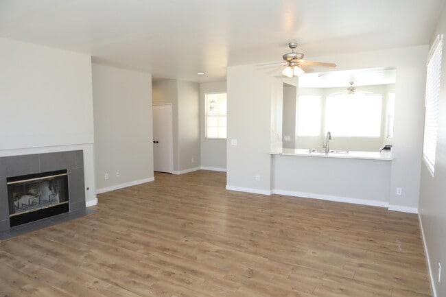 Building Photo - 1559 Ave H4