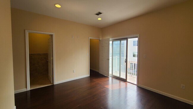 Building Photo - 43 Ravine Ave