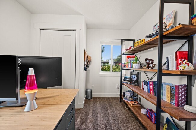 Building Photo - Beautifully Updated Holladay Home!