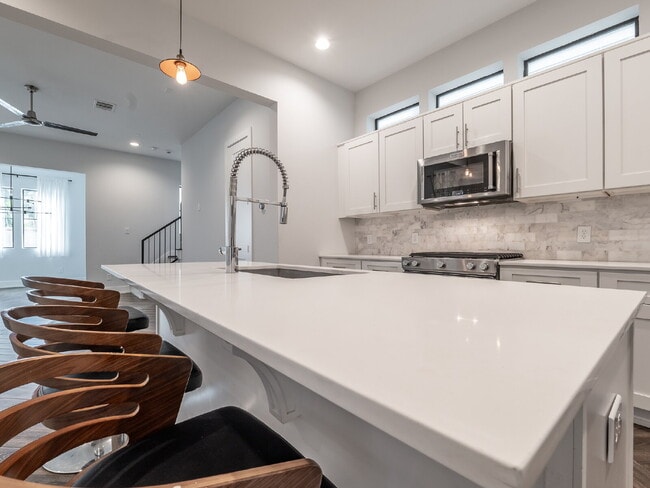 Building Photo - "Charming 4-Bed Houston Haven with Elegance on East 32nd Street!"