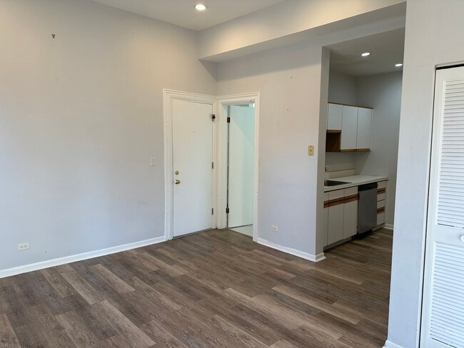 Building Photo - 2451 N Marshfield Ave