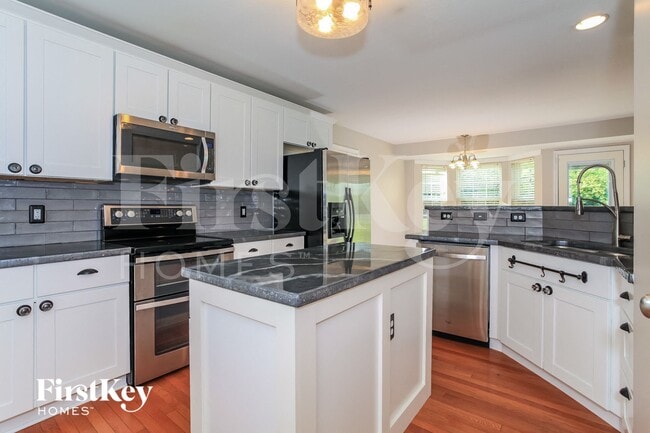 Building Photo - 634 Ellen Dr