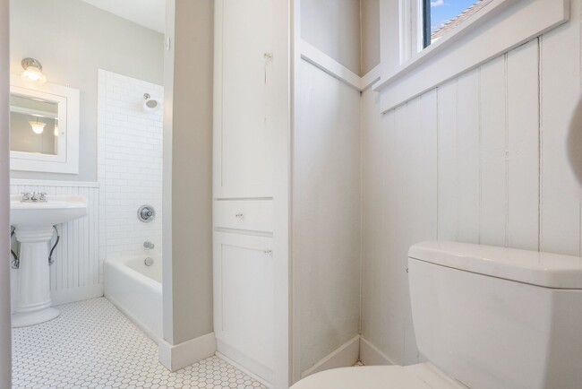 Building Photo - GATED OFF STREET PARKING - Top Floor Unit ...