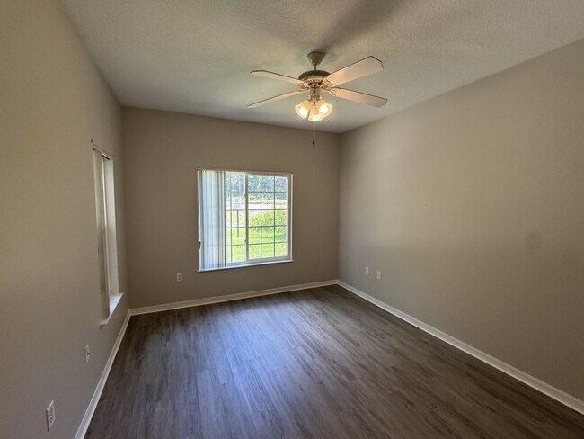 Building Photo - 605 Fairway Dr